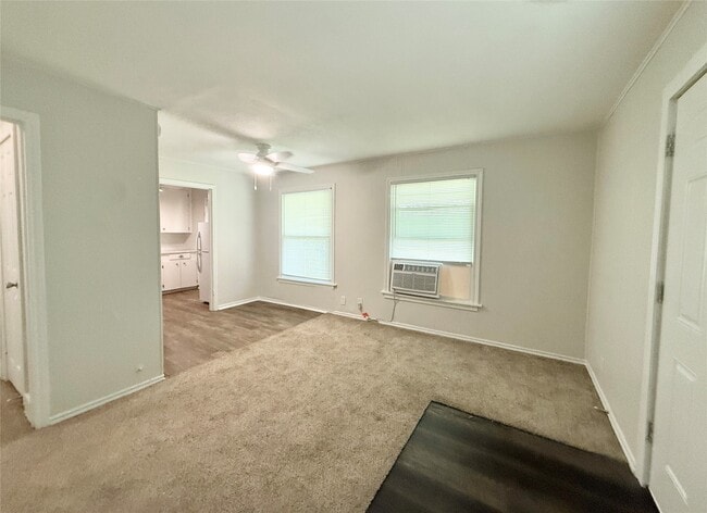 Building Photo - 117 Oak Dr