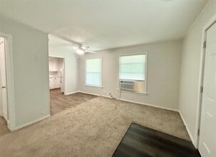 Building Photo - 117 Oak Dr