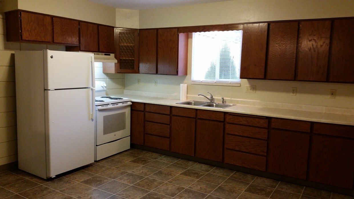 Primary Photo - 170 Highland Blvd
