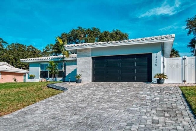 Building Photo - 14665 Crown Dr