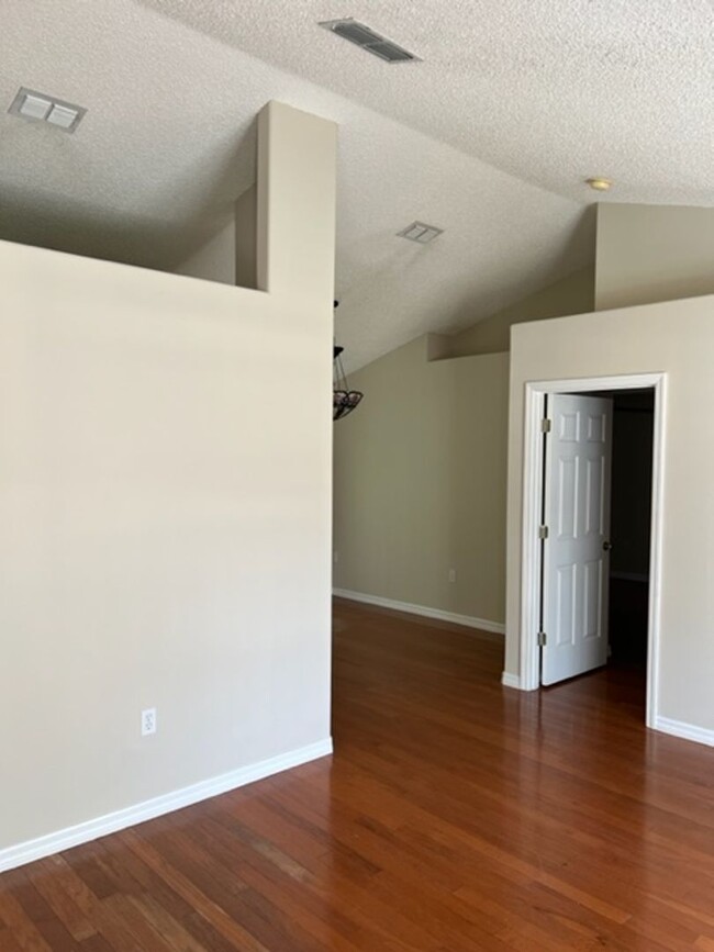 Foto del edificio - L section home for rent