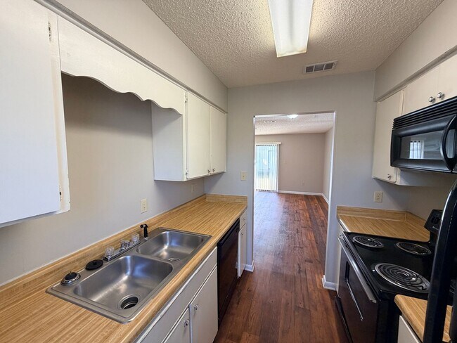 Building Photo - Avalon Townhomes - Washer & Dryer included!!