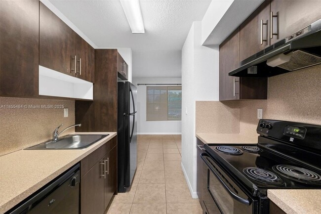 Building Photo - 13 S Royal Poinciana Blvd