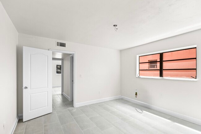 Foto del edificio - 1880 SW 17th Ave