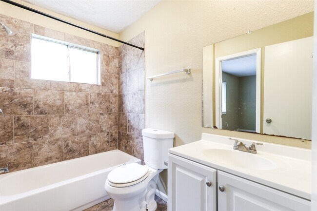 Foto del edificio - 2227 Lexington Woods Dr