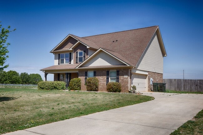 Building Photo - Fresh Paint & New Carpet! 4BR with Fenced Yard