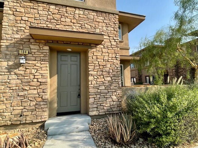 Foto del edificio - AVAILABLE NOW !!! 2 Bedroom 2 Bathroom 2 Story Condo in Palm Desert
