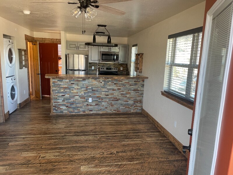 Foto principal - 6232 Three Needles Ln