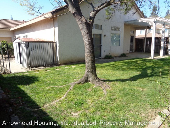 Building Photo - 722 Evergreen Dr