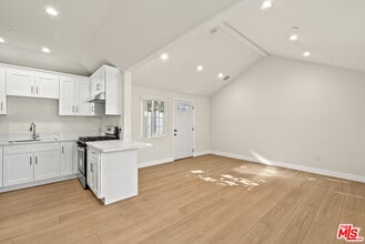 Building Photo - 6516 1/2 Beck Ave