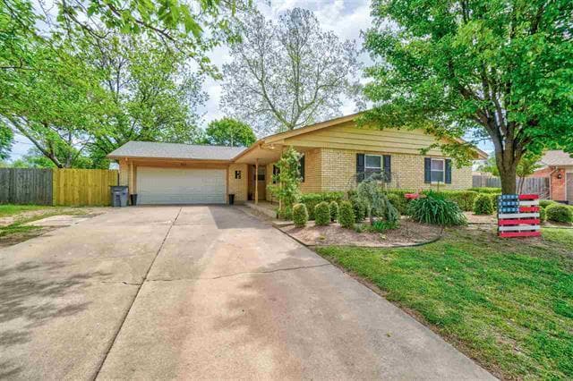 Building Photo - 301 NW Parkwood Pl