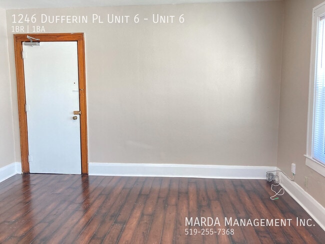 Photo du bâtiment - CHAMRING 1 BED/1 BATH APT ON DUFFERIN & GILES + HYDRO!