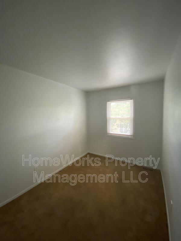 Building Photo - 1922 Eloise Ln