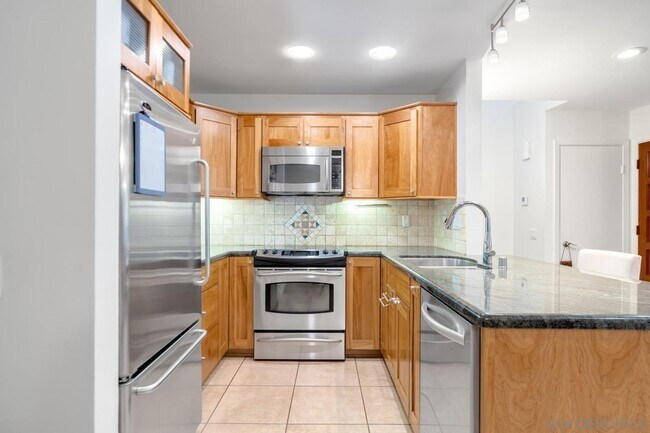 Building Photo - Las Palmas 3 bedroom, 2 bath townhome with...
