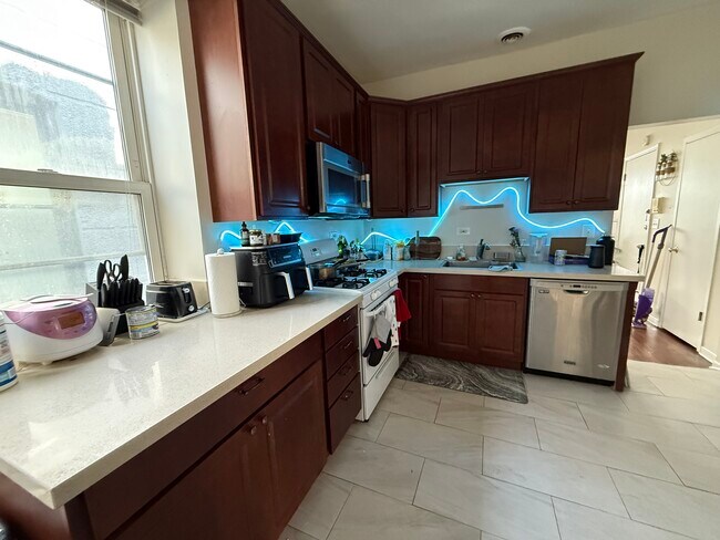 Foto del edificio - 2246 W Armitage Ave
