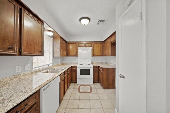 Foto del edificio - 3248 Hemlock Cir