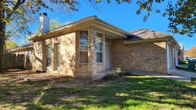 Building Photo - 2016 Lee Dr