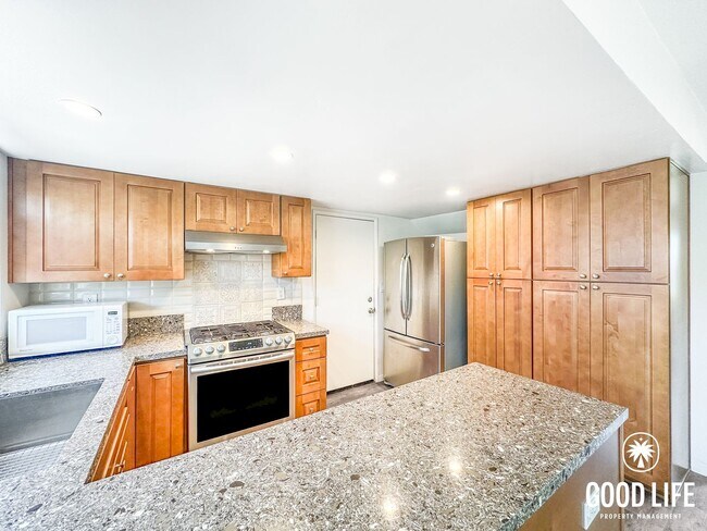 Foto del edificio - Renovated 3BD/2.5BA Condo in Chula Vista with Fireplace, W/D & Private Balcony