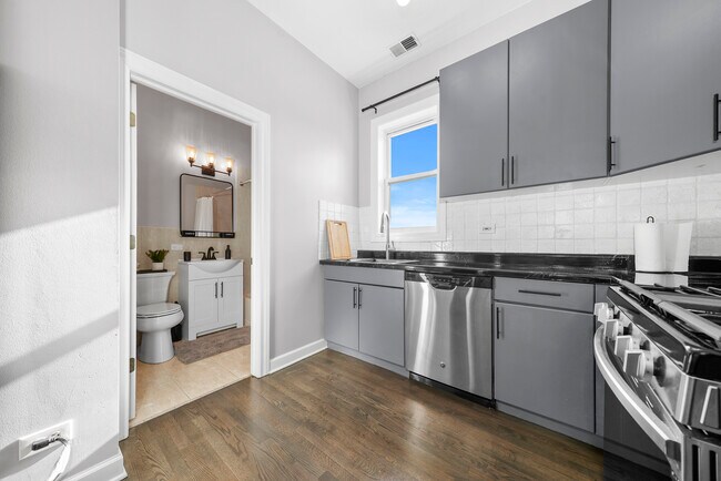 Building Photo - 1927 W Chicago Ave