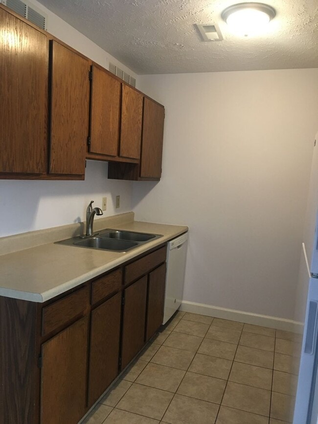 Foto del edificio - Updated 3 Bedroom Duplex Townhome on Quiet Tree-Lined Street