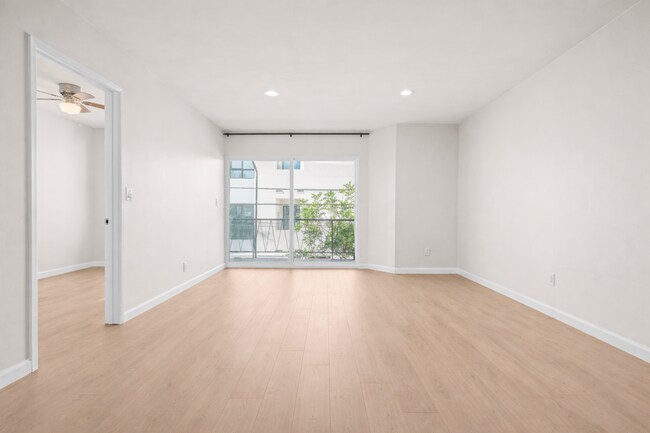 Building Photo - RECENTLY RENOVATED | 3 BED 2 BATH WITH BALCONY & PARKING