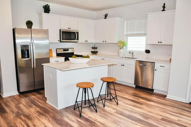 Building Photo - 3 bedrooms and 2 full bathroom- Located in...