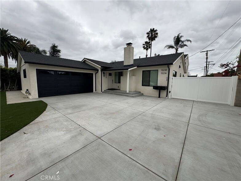 Foto principal - 15234 Kingsbury St