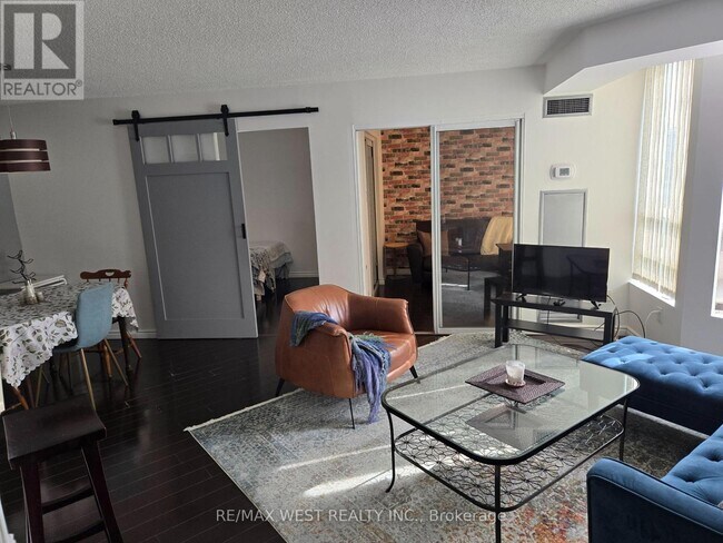 Building Photo - 50-450 Kingsbridge Garden Cir