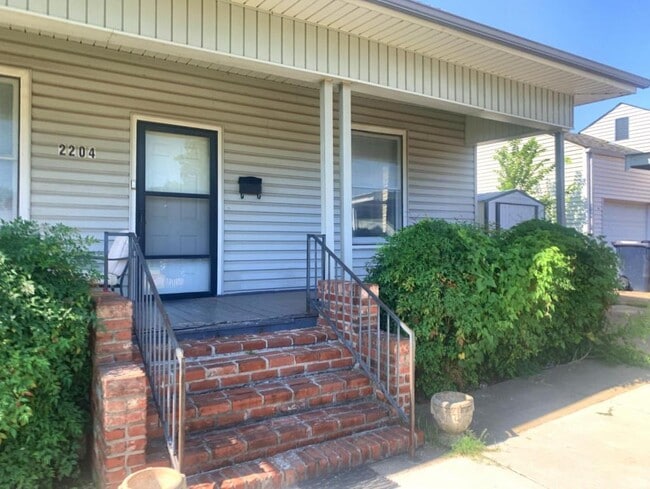 Building Photo - 2204 NW 32nd St