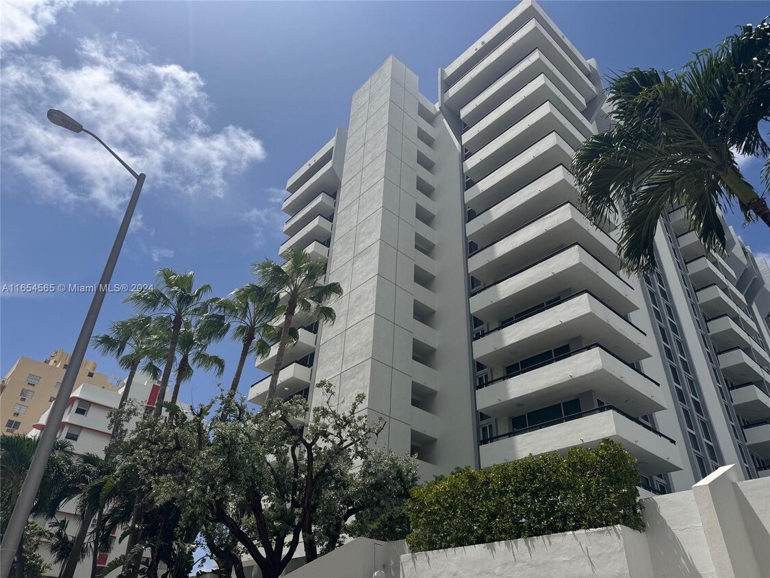 Foto principal - 3200 Collins Ave