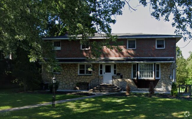 Building Photo - 223 Merrill St