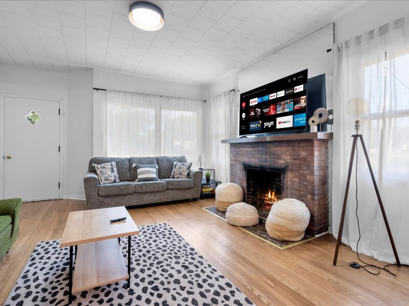 Foto principal - 5300 Douglas Ave