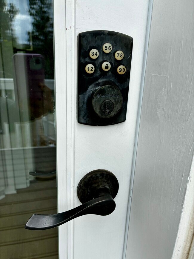 Teclado de la puerta principal - 649 Crest Dr