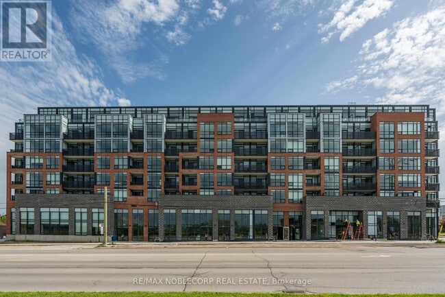 Building Photo - 681 Yonge St