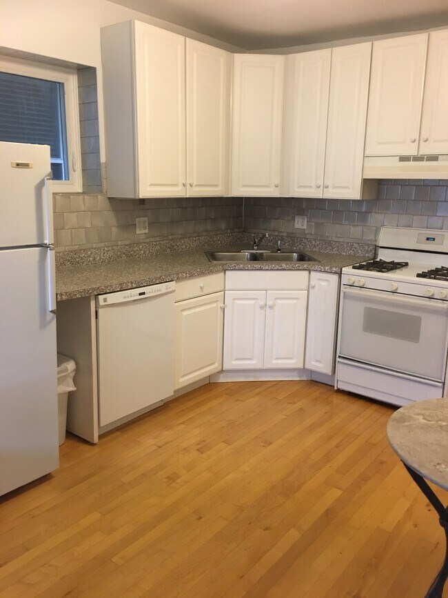 Kitchen different view - 1917 N Leavitt St