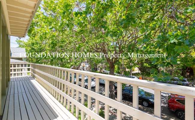 Building Photo - Bright & Spacious 2BD/1BA Upper-Level Dupl...