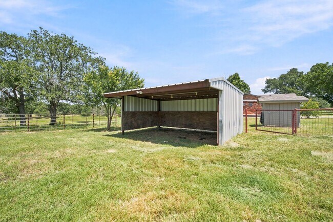 Foto del edificio - Country Home with Pond, Horse Pens & Optional Additional Pasture
