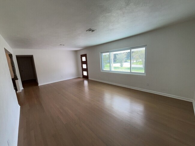 Foto del edificio - 562 Hartley Pl