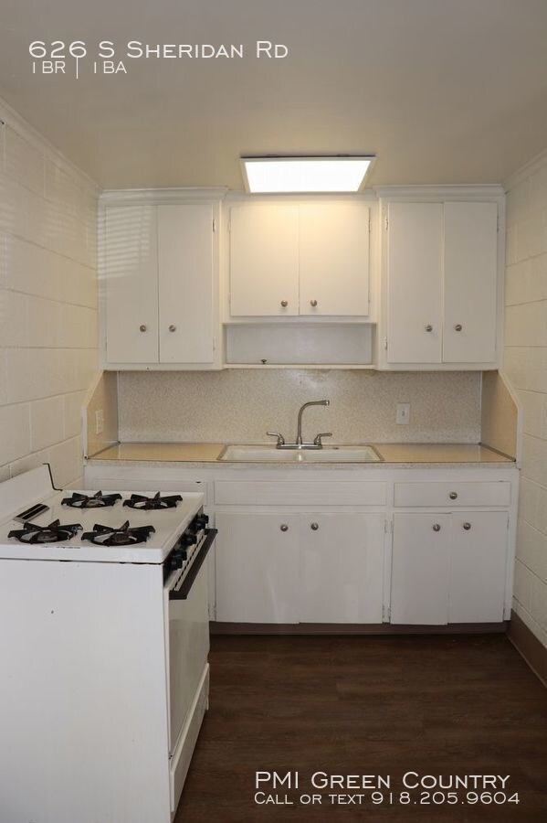 Building Photo - 626 S. Sheridan  #12