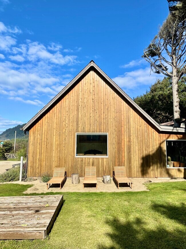 Building Photo - 95181 US-101