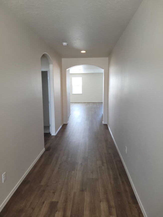 Building Photo - Stunning home in N.E. Nampa