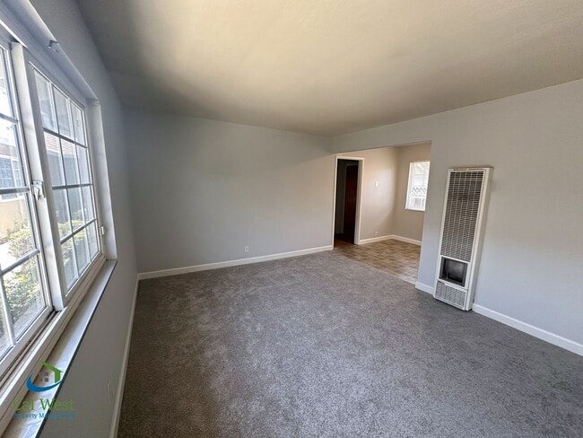 Foto del edificio - $2095-Renovated 1 Bed, 1 Bath Duplex apart...