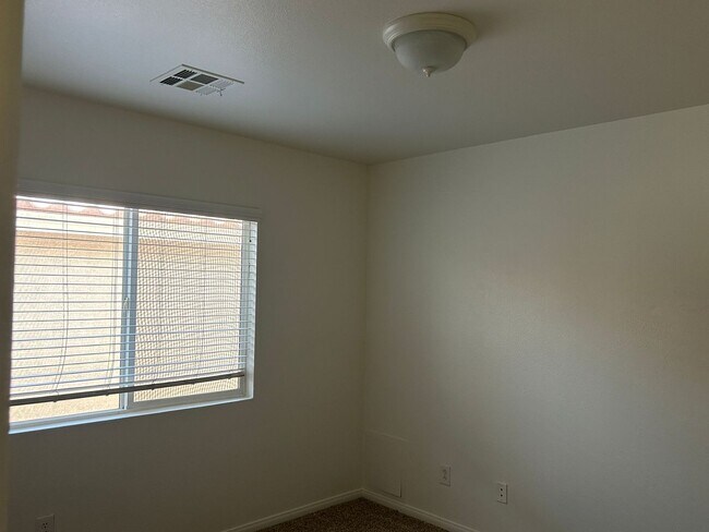 Foto del edificio - New flooring and freshly painted 4 bedroom...