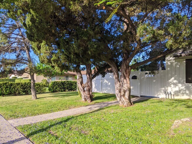 Foto del edificio - Fallbrook 7945-7947