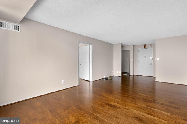 Foto del edificio - 5225 Pooks Hill Rd