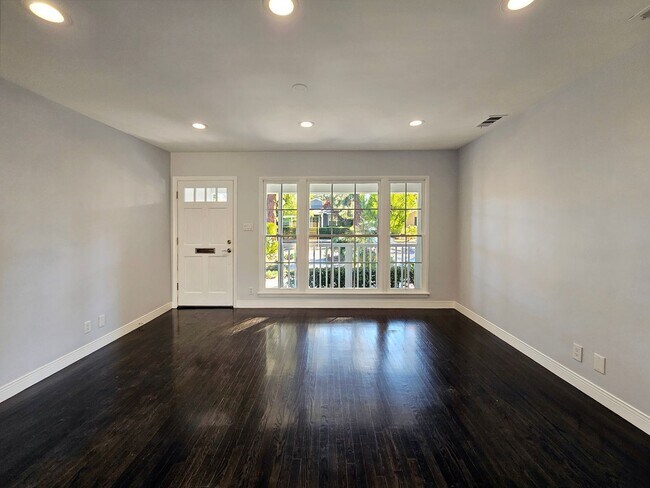 Building Photo - 2 Bedroom/2 Bathroom in Desirable Woodland Hills Neighborhood