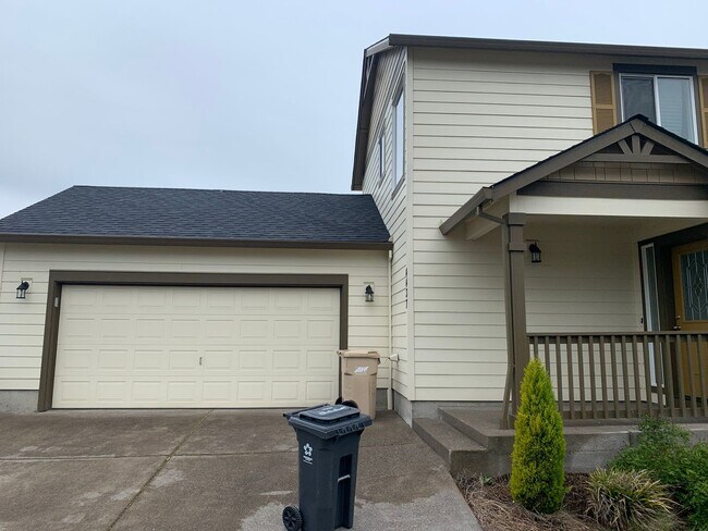 Building Photo - 3 Bedroom house good location!