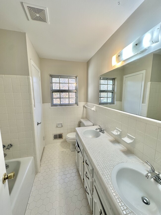 Foto del edificio - 2805 2nd Pl NW