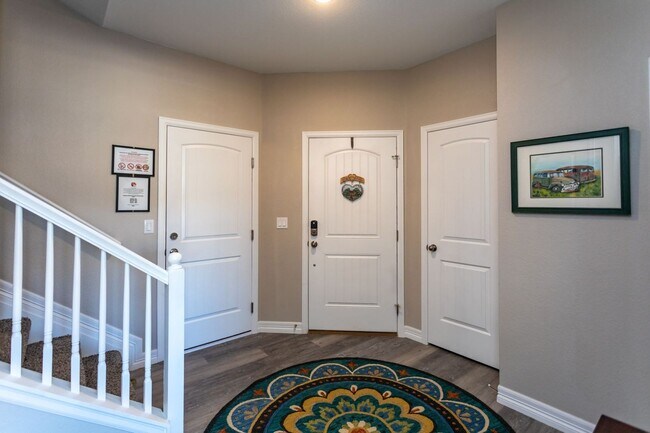 Foto del edificio - Stylish 3-Bedroom Townhome with Fireplace, Modern Kitchen & Spacious Layout!