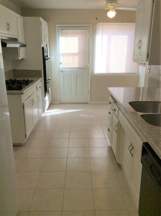Foto del edificio - 4 Bedroom 1.75 Bathroom in Riverside